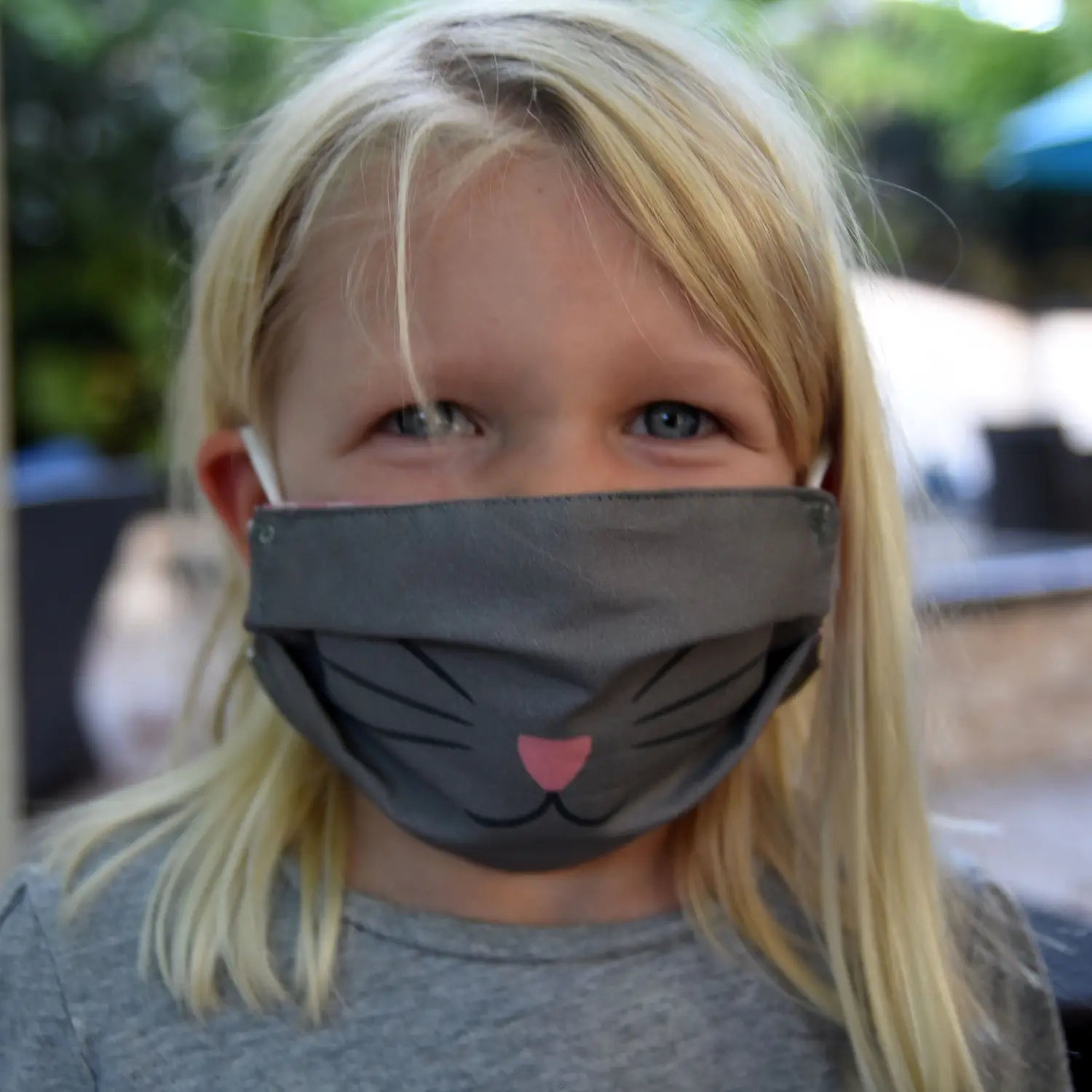 Kitty cat mask on child